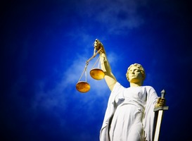 Teamleider en oud-docent Engels op non-actief na beschuldigingen van misbruik Teamleider en oud-docent Engels op non-actief na beschuldigingen van misbruik